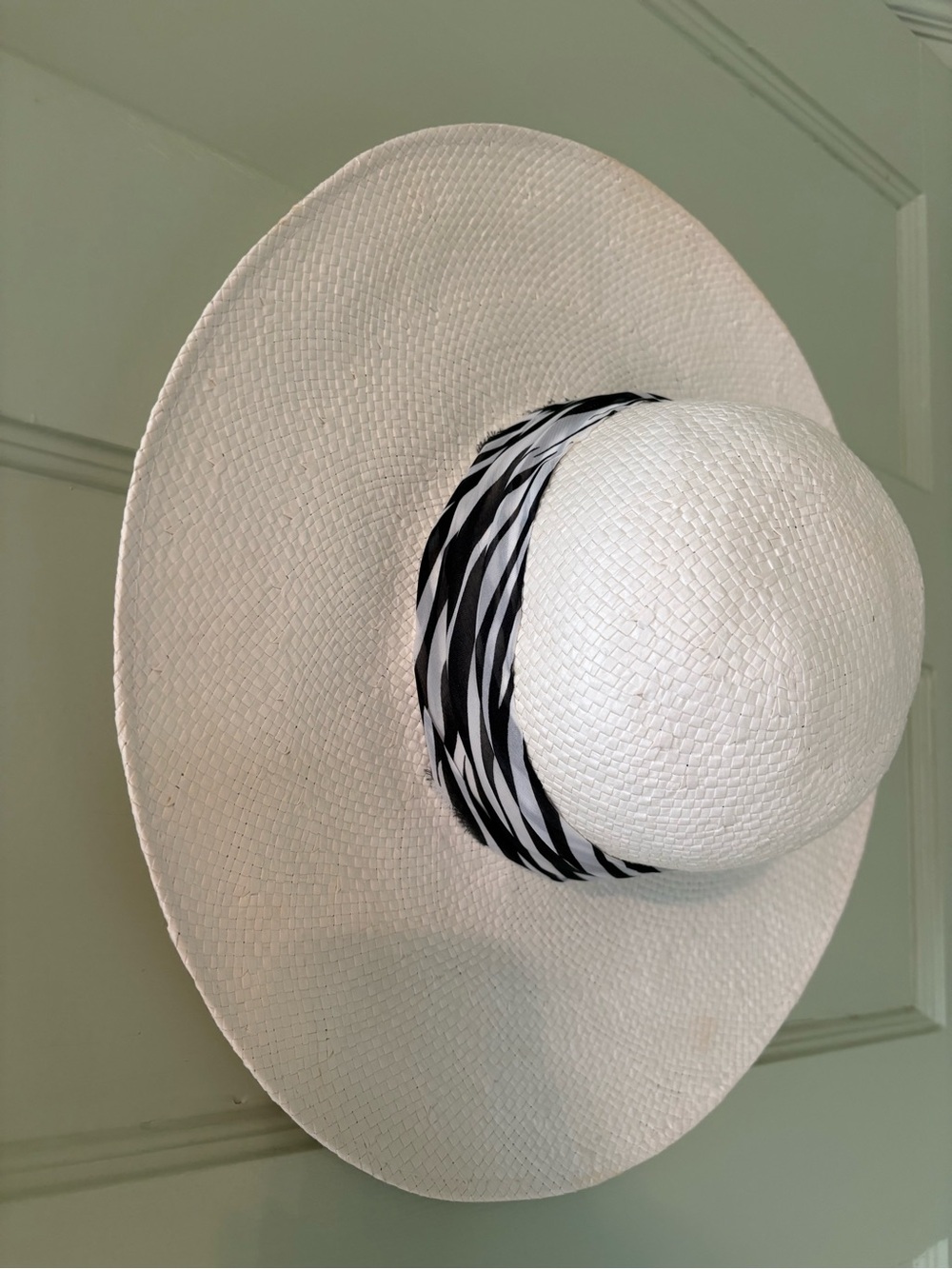 White Wide-Brim Straw Sun Hat with Black & White Band